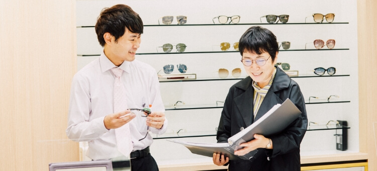 Operations related to sales of eyeglasses 眼鏡の販売に関わる業務